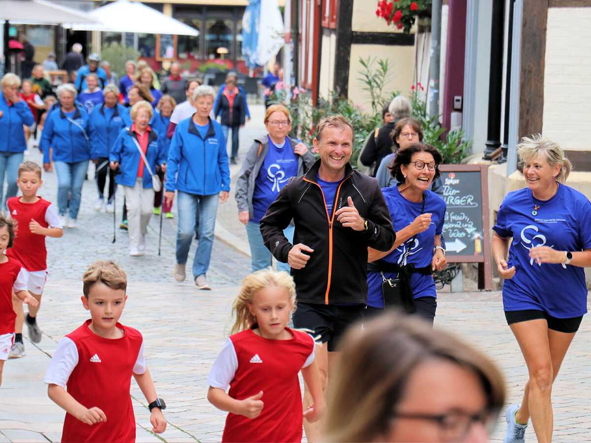 Über 230 Kinder, Erwachsene und Senioren laufen zugunsten von Brustkrebs-Patientinnen und ihren Familien beim 7. Stadtlauf in Quedlinburg