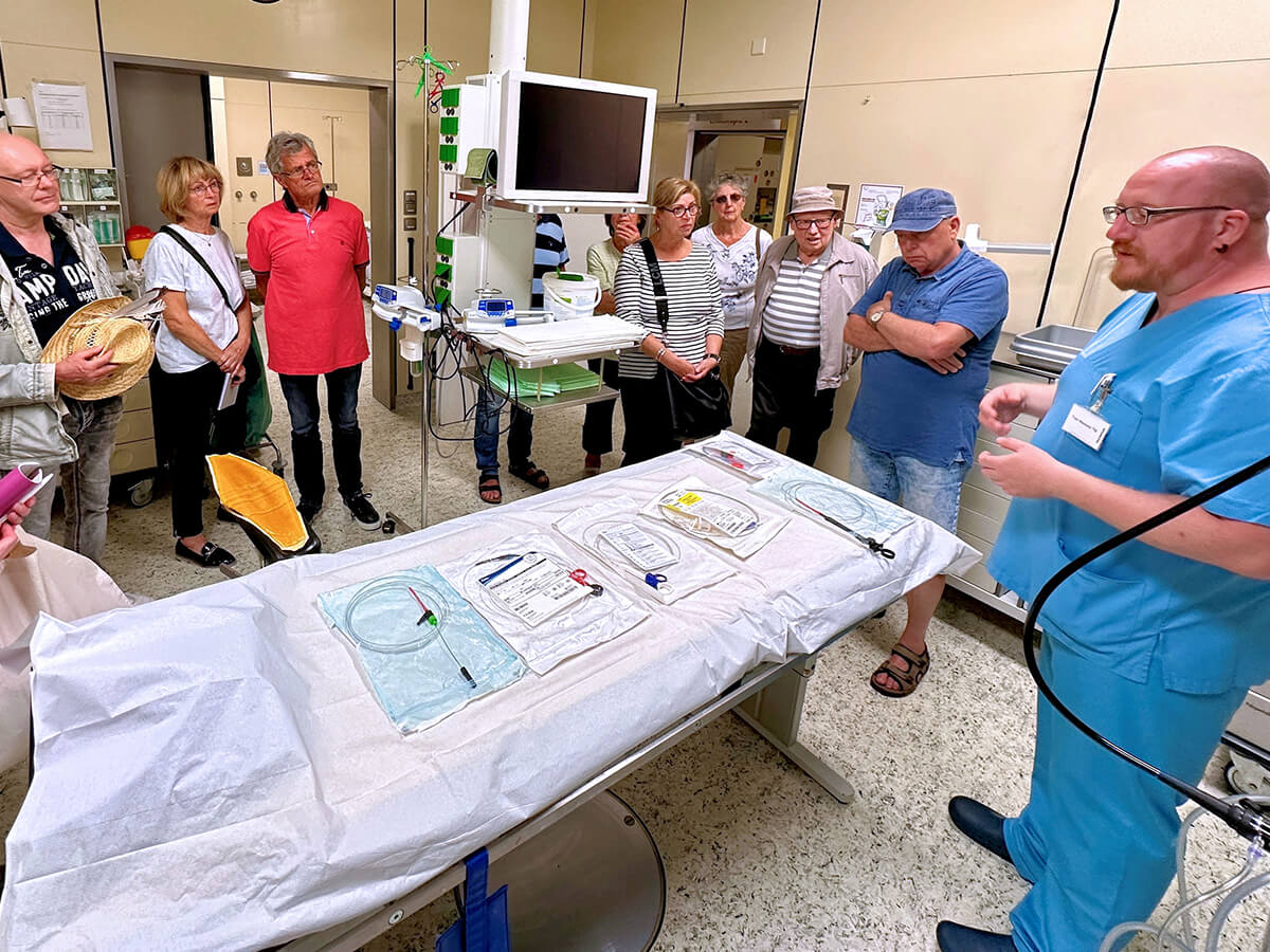 Endoskopie-Fachpfleger Toni Maiwald informiert die Besucherinnen und Besucher über Eingriffe wie eine Magen- oder Darmspiegelung.